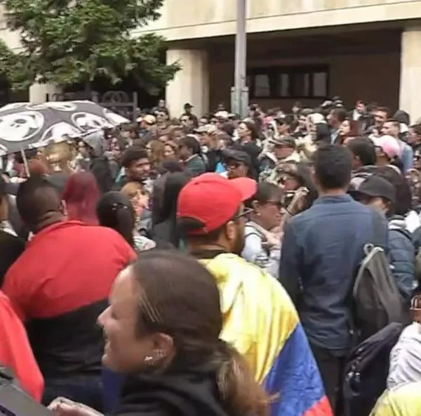 Video: Protestas paralizan el norte de Bogotá y profesores se manifiestan