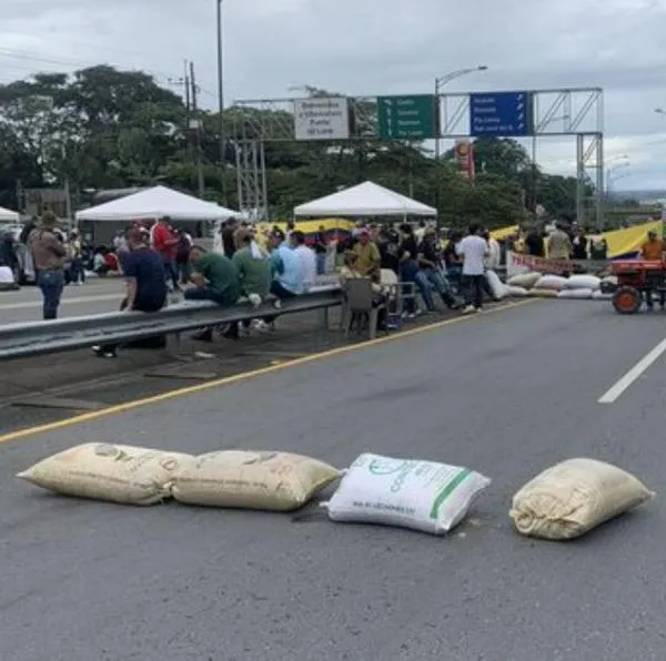 Bloqueos en la vía al Llano, en el marco del paro arrocero que hay en Colombia