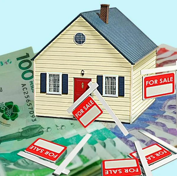 Foto de dinero y vivienda, en nota de cómo invertir en finca raíz en Colombia con bajo presupuesto usando FICI y otros