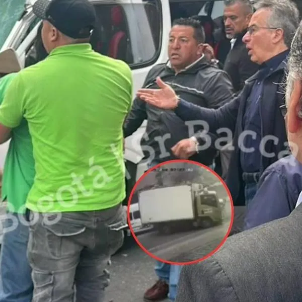 Ruta escolar en Bogotá se accidentó y quedó destruida: aparece video del momento