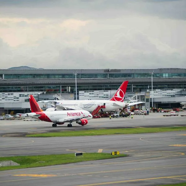 Aviones en el aeropuerto El Dorado, en nota sobre que tiene más espacio para aviones