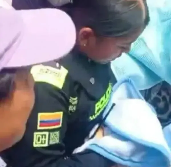 Sorpresa en San Victorino (Bogotá): patrulleras de la Policí ayudaron a nacer a un bebé en pleno local de un centro comercial. 