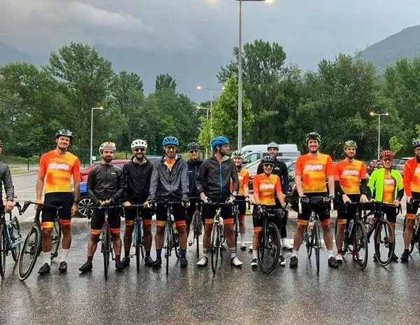 La Etapa del Tour: ciclistas aficionados viven la experiencia del pelotón profesional