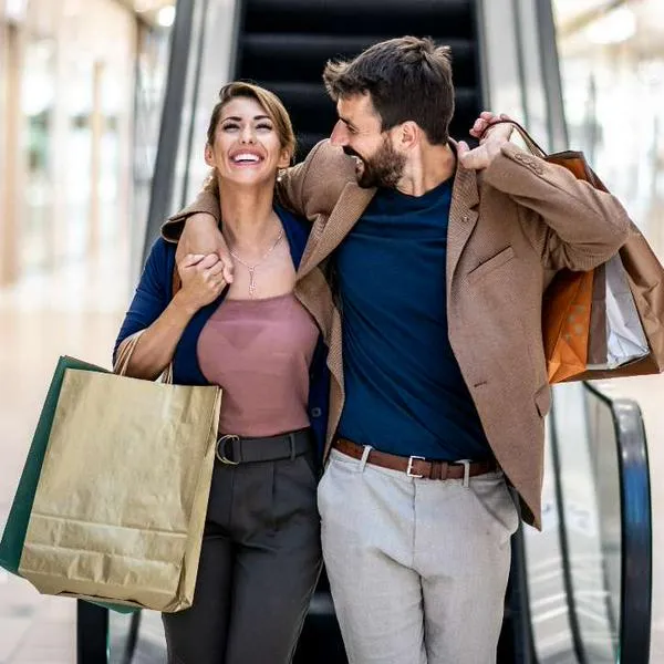 Foto de personas en centro comercial, en nota de que centros comerciales en Bogotá Plaza Central y Atlantis abren innovación evidente