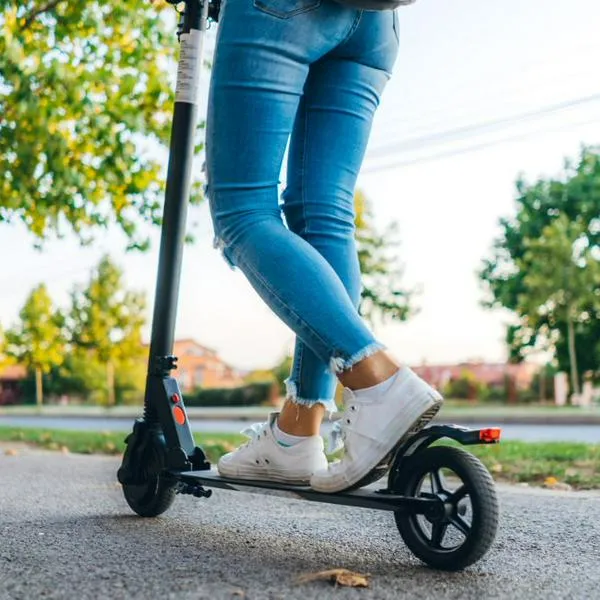 Usuarios de patinetas, ‘scooters’ y bicicletas, atentos porque deben respetar nuevo límite de velocidad por norma que firmó Gustavo Petro.
