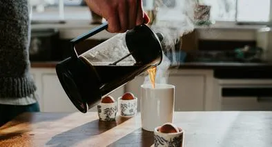 Problema para quienes toman café y alcohol: deshidratación por calor