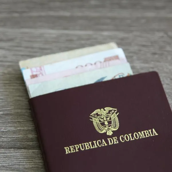 En la imagen aparece un pasaporte colombiano