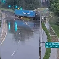 Conductor de camión de Amazon tuvo un grave accidente en vía lluviosa de Iowa Estados Unidos y video se viralizó en redes sociales.
