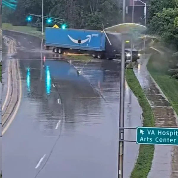 Conductor de camión de Amazon tuvo un grave accidente en vía lluviosa de Iowa Estados Unidos y video se viralizó en redes sociales.