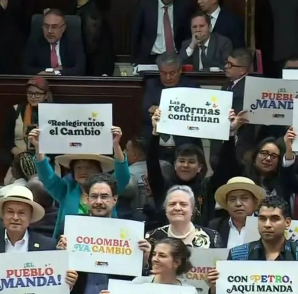 Congresistas del Pacto Histórico sacaron cartel para apoyar a Petro en Congreso