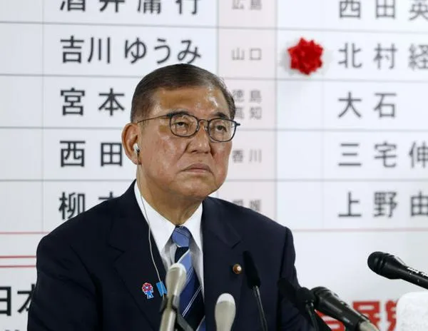 Primer ministro japonés se aferra al cargo pese a debacle electoral