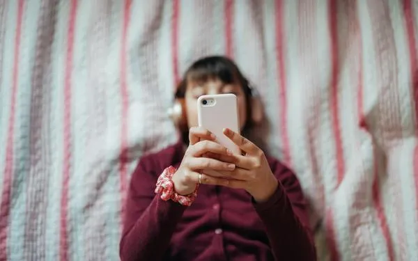 Qué pasa si le doy un celular a mi hijo menor de 13 años: estudio explica