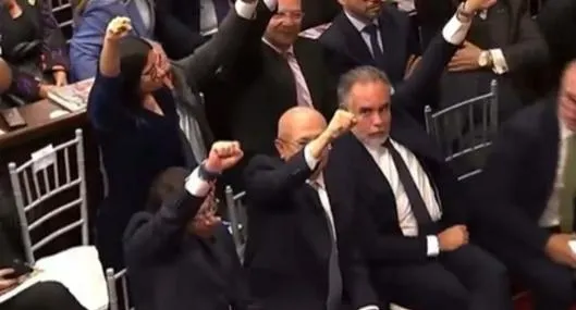 Qué significa el gesto de puño arriba que hicieron Petro, Benedetti y Saade en el Congreso. Le hicieron el feo a la oposición. 