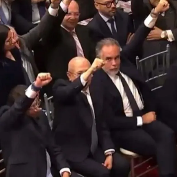 Qué significa el gesto de puño arriba que hicieron Petro, Benedetti y Saade en el Congreso. Le hicieron el feo a la oposición. 