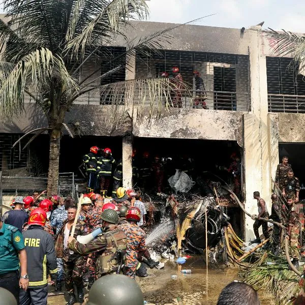 Videos muestran caos y desazón en colegio donde avión se estrelló en Bangladesh. Van 19 muertos y más de 100 heridos. 