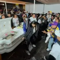 Viuda se hace viral por bailar unto al ataúd de su novio: hay video viral