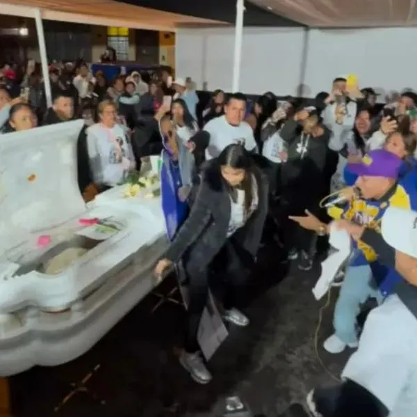 Viuda se hace viral por bailar unto al ataúd de su novio: hay video viral