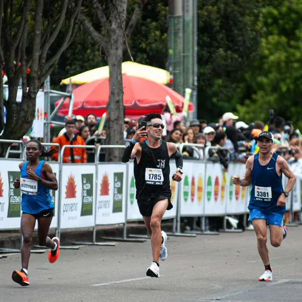 Foto de corredor en Media Maratón de Bogotá, en nota de cómo mejorar los tiempos en carreras de atletismo como Media Maratón de Bogotá