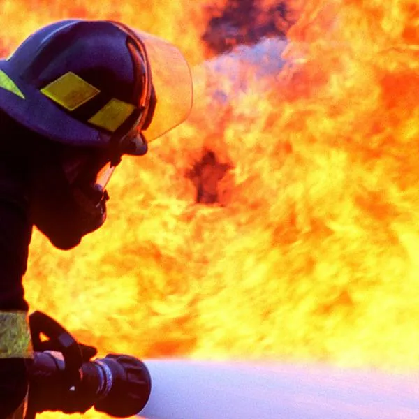Extorsionista incendió la casa de una mujer: lanzó un explosivo