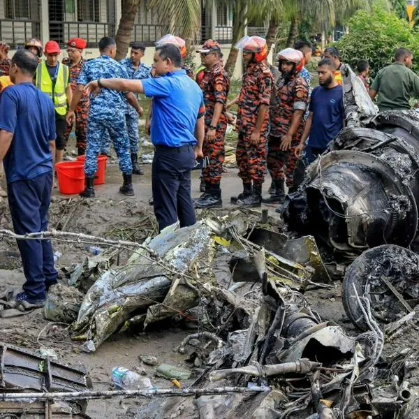 Destapan cifra de muertos por avión que cayó sobre una escuela en Bangladesh
