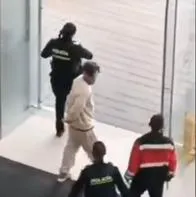 Acosador agredió a vendedora en centro comercial: fue capturado y le dio cabezazo a una policía