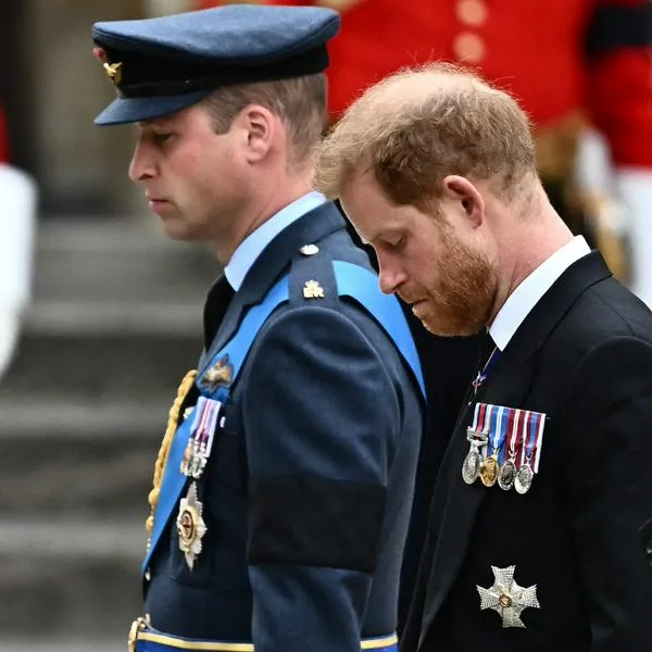 Britain's Prince William, Prince of Wales (L) and Britain's Prince Harry (C), Duke of Sussex arrive at Westminster Abbey in London on September 19, 2022, for the State Funeral Service for Britain's Queen Elizabeth II. Leaders from around the world will attend the state funeral of Queen Elizabeth II. The country's longest-serving monarch, who died aged 96 after 70 years on the throne, will be honoured with a state funeral on Monday morning at Westminster Abbey. (Photo by Marco BERTORELLO / AFP)
