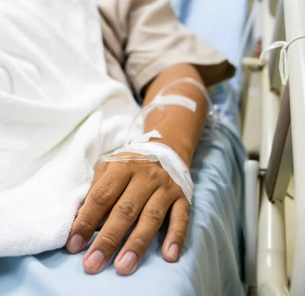 Profesor terminó en cirugía luego de golpiza dada por alumno y su acudiente