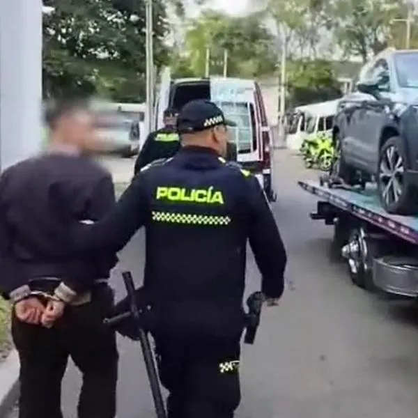 Ladrones sorprendidos en Bogotá: llevaban carro en grúa