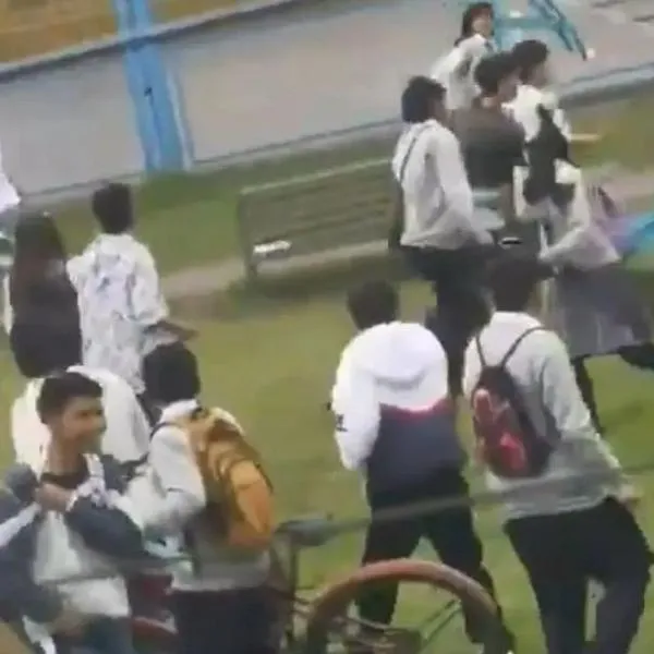 Momento en el que un menor fue atacado al frente de un colegio en Madrid, Cundinamarca