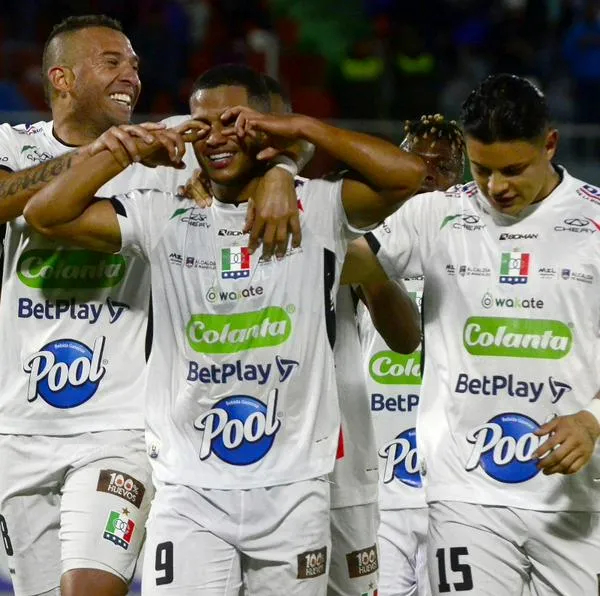 Jugadores del Once Caldas celebrando un gol contra San Antonio Bulo Bulo para sellar la clasificación en Copa Sudamericana