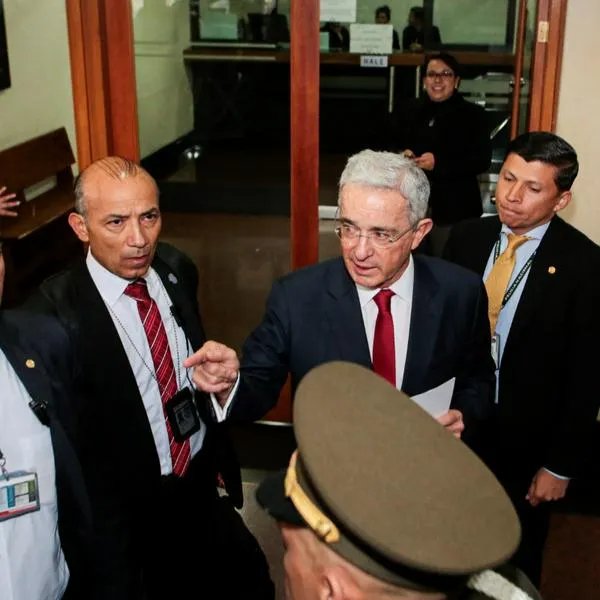 Álvaro Uribe y otros expresidentes que han sido procesados por la justicia en Colombia. Ninguno ha sido condenado hasta el momento.