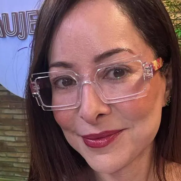 Flávia Dos Santos se besa con presentador siendo casada y desata comentarios