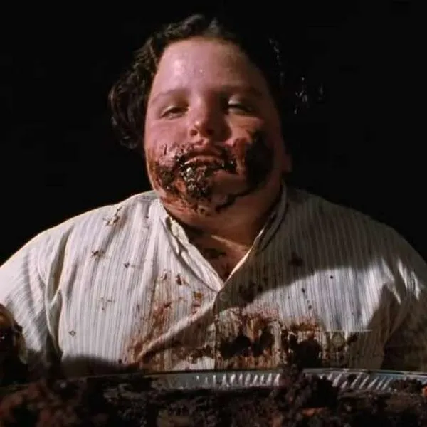Foto de Bruce Bolaños, en nota de cómo luce ahora Bruce Bolaños, de Matilda, niño de torta en fotos de adulto hoy