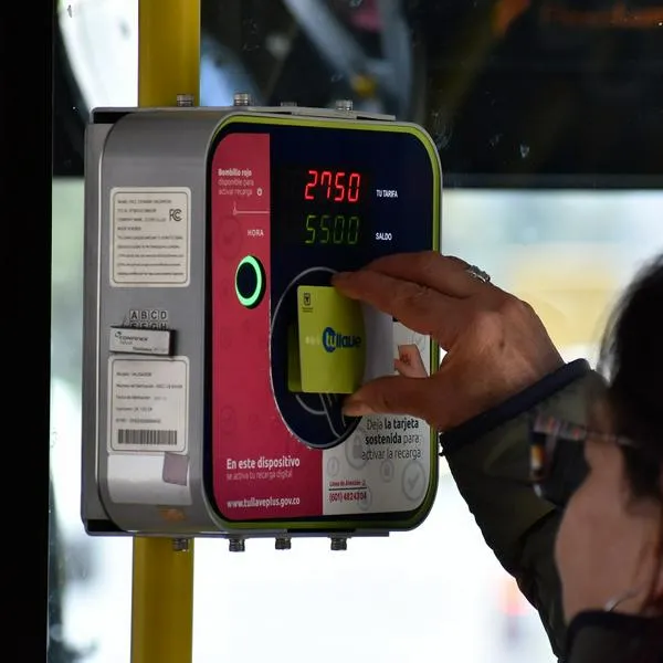 Persona validando pasaje del SITP, en nota sobre pagos de subsidio de transporte en Bogotá