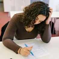 Foto de mujer pensando, en nota de qué departamento de Colombia eres según tu personalidad, con test en 5 minutos