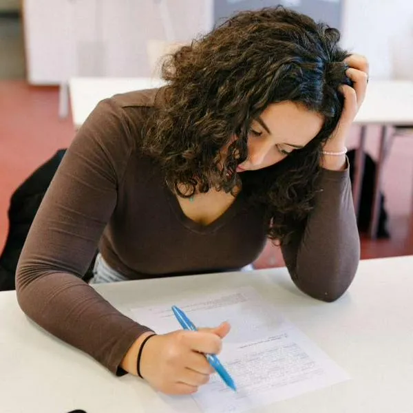 Foto de mujer pensando, en nota de qué departamento de Colombia eres según tu personalidad, con test en 5 minutos