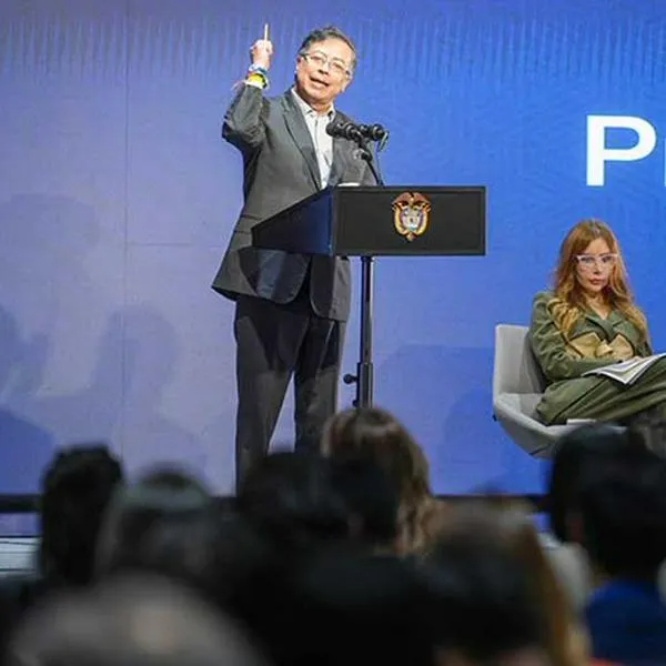 Principal bandera de Gustavo Petro es examinada con pinzas por la academia