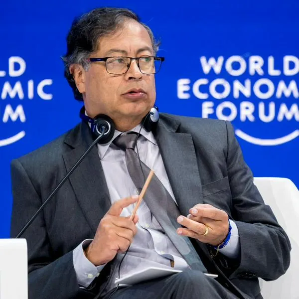 Oxford Economics detalló cuáles son los riesgos del plan fiscal de Gustavo Petro: deuda pública podría superar el límite legal en 2029.