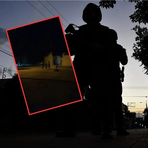 Momento en el que unos niños huyen de una balacera en un albergue en La Guajira. El enfrentamiento era entre militares y criminales