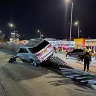 Así quedó la camioneta que se accidentó contra un separador de Transmilenio
