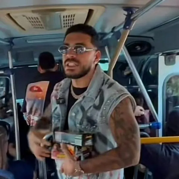 Ryan Castro sorprendió a sus seguidores al subirse a un bus a vender chocolatinas. El artista sorprendió a los pasajeros regalándoles dulces. 