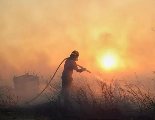 Grecia libra una "batalla titánica" contra los incendios