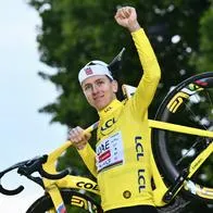 Tadej Pogacar celebrando su triunfo en el Tour de Francia