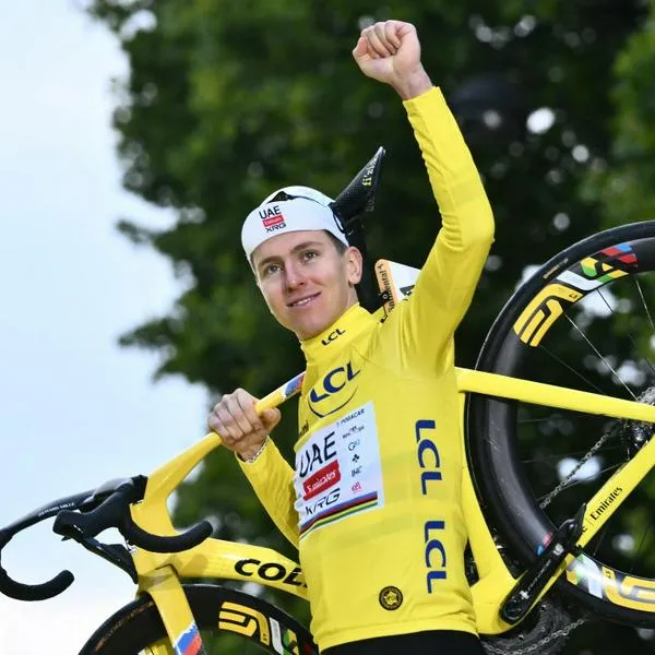 Tadej Pogacar celebrando su triunfo en el Tour de Francia