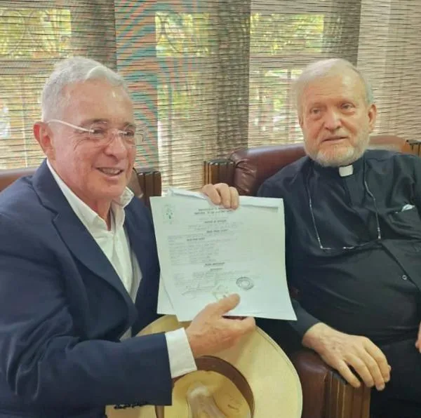 Juicio de Uribe: expresidente fue a misa antes y le dieron partida de bautismo
