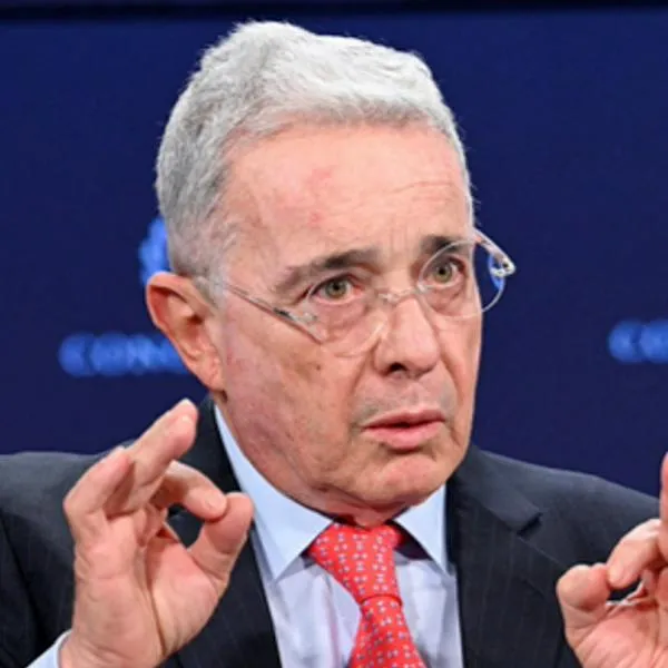 Álvaro Uribe, antes de juicio, se fue contra Gustavo Petro y habló de elecciones