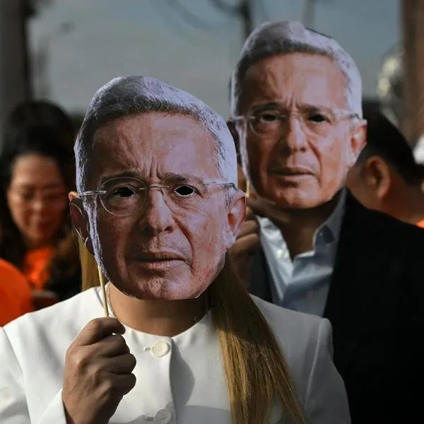 Audiencia contra Álvaro Uribe: hombre de la banderita apareció en TV