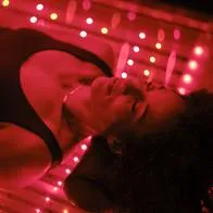 Mujer haciendo táctica de 'biohacking'