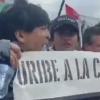 Pelea en juicio de Uribe: ciudadanos se arrebataron y quedó en video