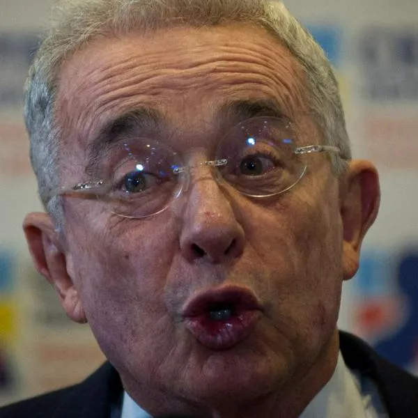 Álvaro Uribe tendrá casa por cárcel pese a ser declarado culpable de soborno a testigos y fraude procesal, afirmó la jueza Sandra Heredia.